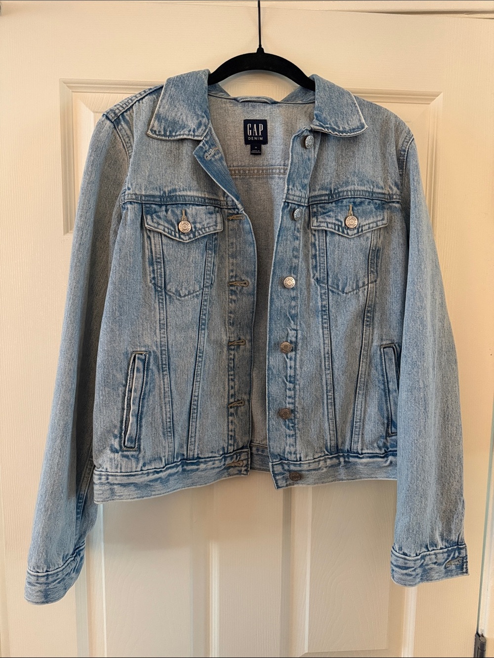 GAP Light Wash Denim Jean Jacket - Women's Button-Front